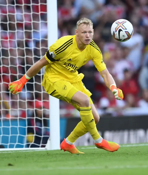 Framed Print : Arsenal's Aaron Ramsdale in Action: Arsenal vs Fulham, 2022-23 Premier League