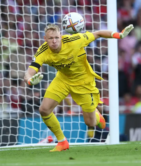 Framed Print : Arsenal's Aaron Ramsdale in Action: Arsenal vs Fulham, 2022-23 Premier League