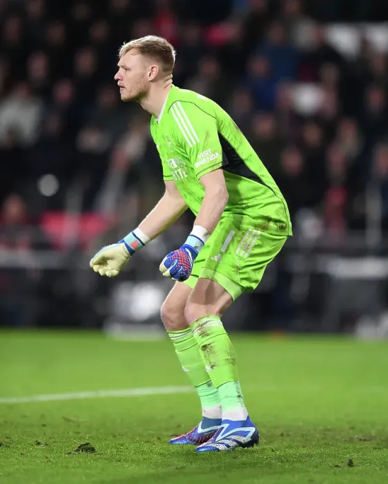 Framed Print : Arsenal's Aaron Ramsdale in Action against PSV Eindhoven in 2023-24 UEFA Champions League