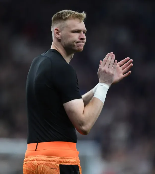 Framed Print : Arsenal's Aaron Ramsdale Applauds Fans in Tottenham Victory, Premier League 2021-22