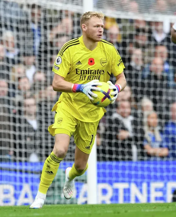 Framed Print : Arsenal's Aaron Ramsdale Faces Off Against Chelsea in Intense Premier League Showdown (2022-23) Framed Print : Arsenal's Aaron Ramsdale Faces Off Against Chelsea in Intense Premier League Showdown (2022-23)