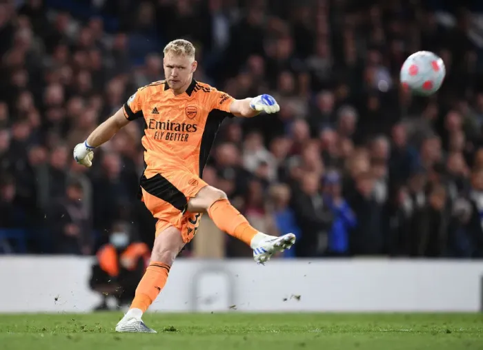 Framed Print : Arsenal's Aaron Ramsdale Faces Off Against Chelsea at Stamford Bridge - Premier League 2021-22 Framed Print : Arsenal's Aaron Ramsdale Faces Off Against Chelsea at Stamford Bridge - Premier League 2021-22