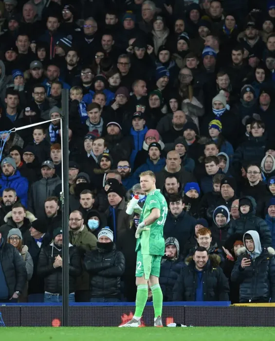 Framed Print : Arsenal's Aaron Ramsdale Faces Off in Intense Premier League Showdown Against Everton