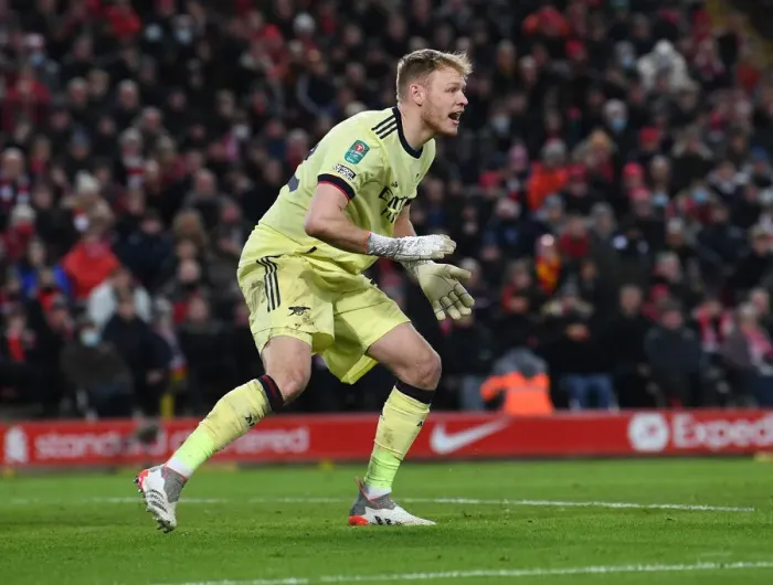Framed Print : Arsenal's Aaron Ramsdale Faces Off Against Liverpool in Carabao Cup Semi-Final Showdown