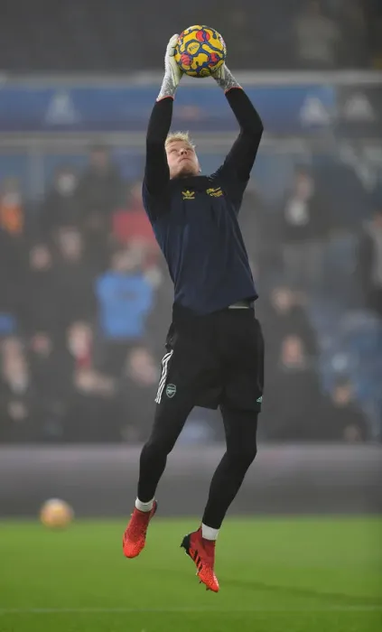 Framed Print : Arsenal's Aaron Ramsdale Gears Up for Leeds United Showdown in Premier League Framed Print : Arsenal's Aaron Ramsdale Gears Up for Leeds United Showdown in Premier League