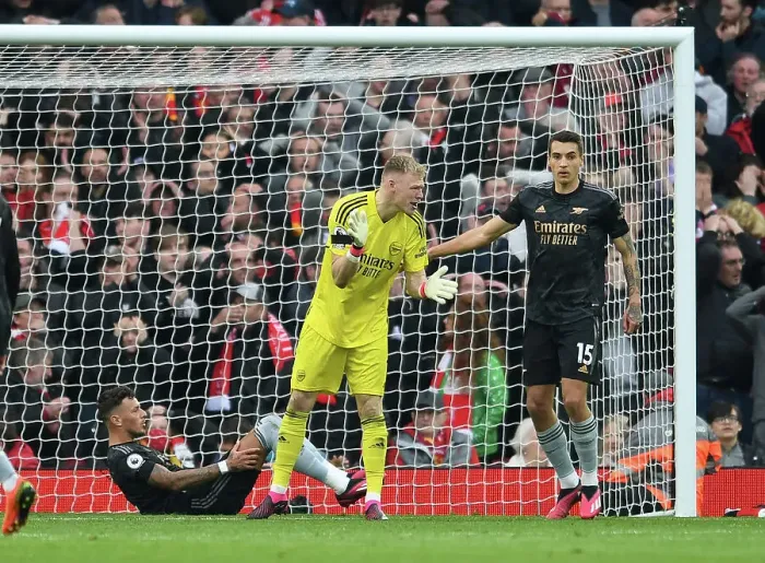 Framed Print : Arsenal's Aaron Ramsdale Goes Head-to-Head with Liverpool in Premier League Showdown (2022-23)