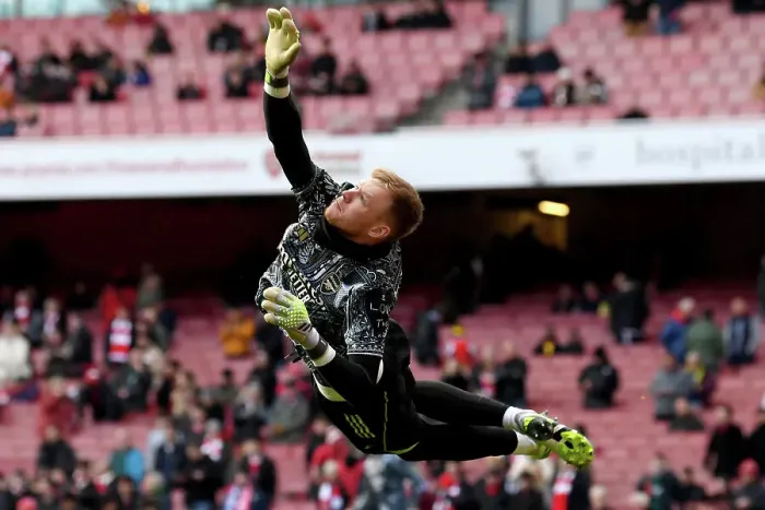 Framed Print : Arsenal's Aaron Ramsdale Prepares for Arsenal vs Brighton Showdown: Premier League Battle (December 2023)