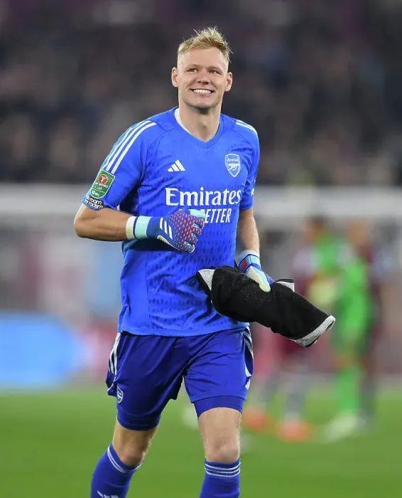 Framed Print : Arsenal's Aaron Ramsdale Readies for Carabao Cup Showdown Against West Ham