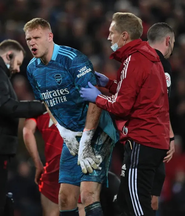 Framed Print : Arsenal's Aaron Ramsdale Receives Treatment from Physio during Liverpool vs Arsenal (2021-22) Framed Print : Arsenal's Aaron Ramsdale Receives Treatment from Physio during Liverpool vs Arsenal (2021-22)