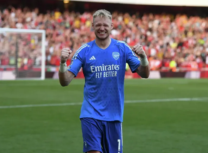 Framed Print : Arsenal's Aaron Ramsdale: Triumphant Goalkeeper in Arsenal's Victory over Manchester United, Premier League 2023-24