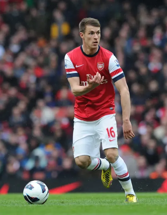 Framed Print : Arsenal's Aaron Ramsey in Action Against Norwich City (2012-13) Framed Print : Arsenal's Aaron Ramsey in Action Against Norwich City (2012-13)