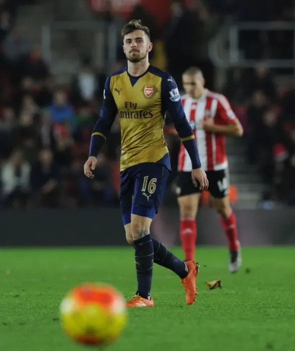 Framed Print : Arsenal's Aaron Ramsey Battles for Possession in Southampton Showdown (2015-16 Premier League) Framed Print : Arsenal's Aaron Ramsey Battles for Possession in Southampton Showdown (2015-16 Premier League)