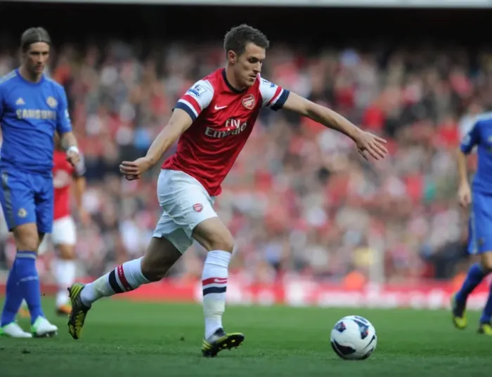 Framed Print : Arsenal's Aaron Ramsey Fights for Possession Against Chelsea (2012-13) Framed Print : Arsenal's Aaron Ramsey Fights for Possession Against Chelsea (2012-13)