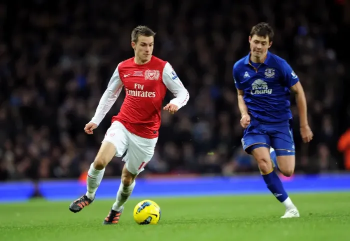 Framed Print : Arsenal's Aaron Ramsey Outmaneuvers Everton's Diniyar Bilyaletdinov
