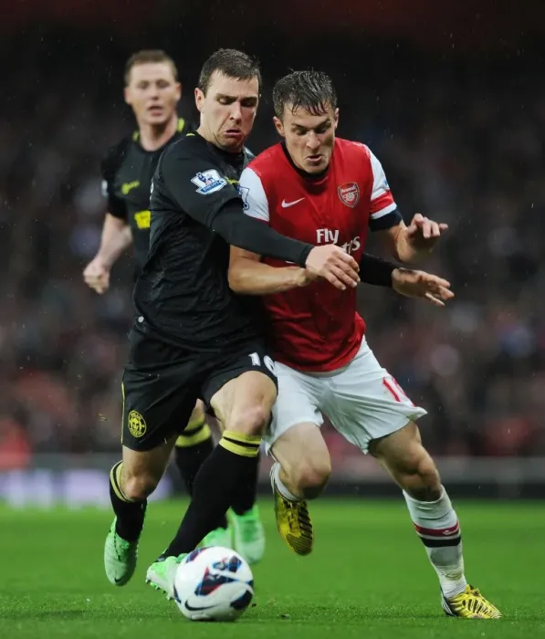 Framed Print : Arsenal's Aaron Ramsey Outwits James McArthur: Premier League Battle Framed Print : Arsenal's Aaron Ramsey Outwits James McArthur: Premier League Battle