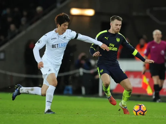 Framed Print : Arsenal's Aaron Ramsey Outwits Ki Sung-Yueng in Premier League Clash