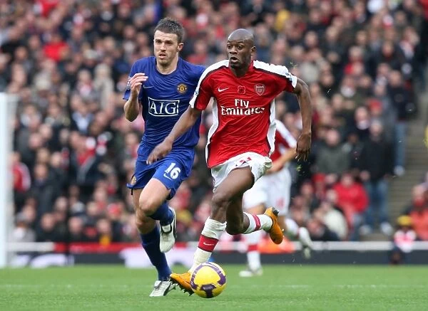 Arsenal's Abou Diaby and Michael Carrick Clash in Intense Barclays Premier League Match: Arsenal 2:1 Manchester United at Emirates Stadium, 8 / 11 / 08