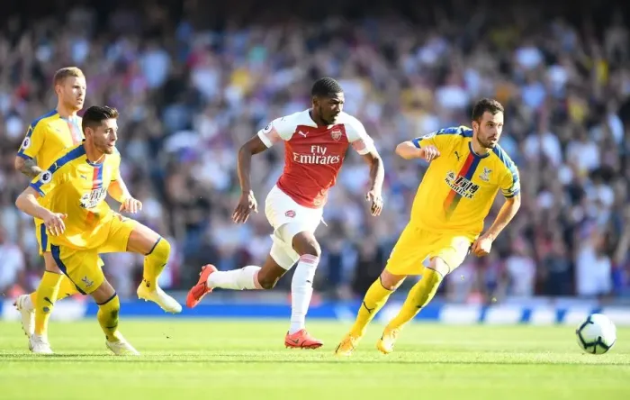 Framed Print : Arsenal's Ainsley Maitland-Niles Faces Off Against Crystal Palace's Joel Ward and Luka Milivojevic