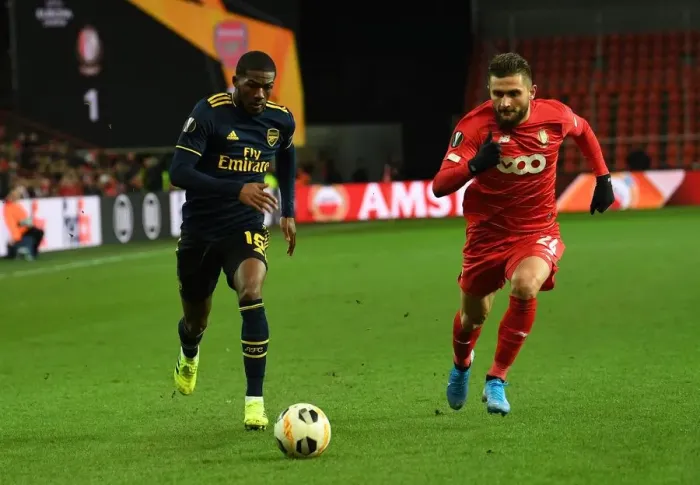 Framed Print : Arsenal's Ainsley Maitland-Niles Faces Off Against Standard Liege's Nicolas Gavory in UEFA Europa League Clash