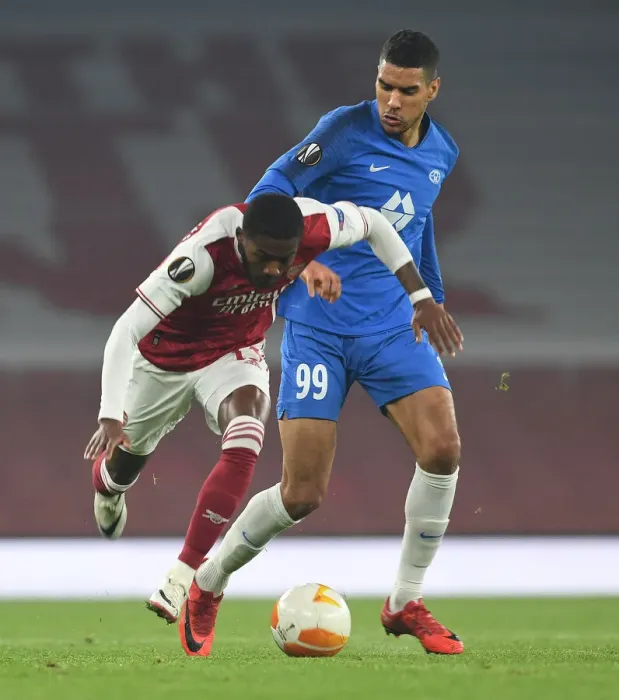 Framed Print : Arsenal's Ainsley Maitland-Niles Outsmarts Omoijuanfo in Europa League Clash Framed Print : Arsenal's Ainsley Maitland-Niles Outsmarts Omoijuanfo in Europa League Clash