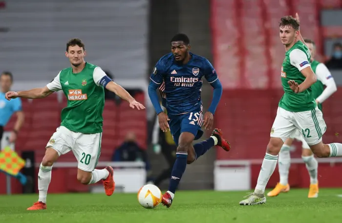 Framed Print : Arsenal's Ainsley Maitland-Niles Stands Firm Against Rapid Wien Duo in Europa League Showdown