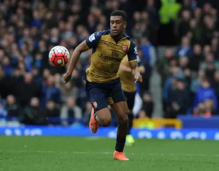 Framed Print : Arsenal's Alex Iwobi in Action Against Everton - Premier League 2015-16