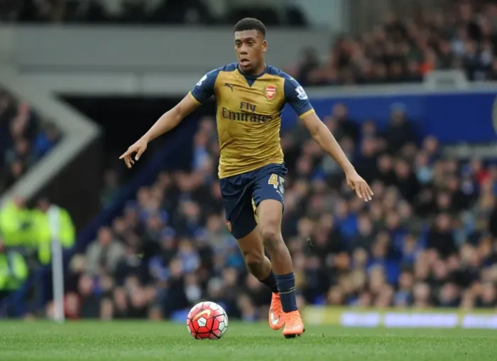 Framed Print : Arsenal's Alex Iwobi in Action Against Everton - Premier League 2015-16