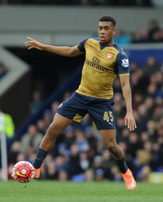 Framed Print : Arsenal's Alex Iwobi in Action Against Everton - Premier League 2015-16