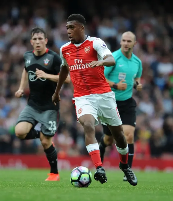 Framed Print : Arsenal's Alex Iwobi in Action during Premier League Clash against Southampton (2016-17) Framed Print : Arsenal's Alex Iwobi in Action during Premier League Clash against Southampton (2016-17)