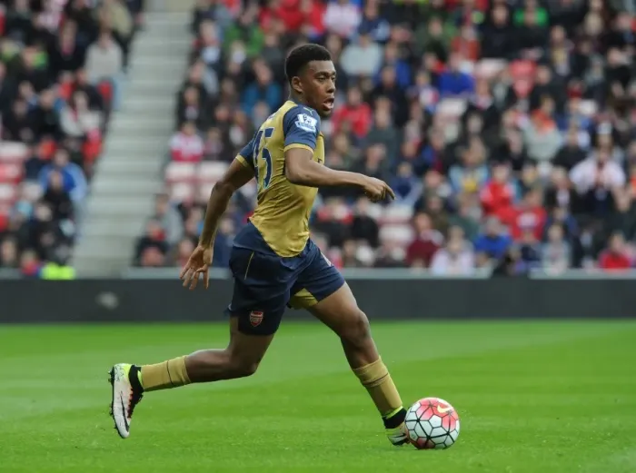 Framed Print : Arsenal's Alex Iwobi in Action against Sunderland (2015-16) Framed Print : Arsenal's Alex Iwobi in Action against Sunderland (2015-16)