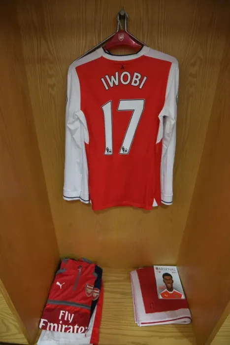 Framed Print : Arsenal's Alex Iwobi in the Changing Room Before Arsenal vs. Watford (2016-17)