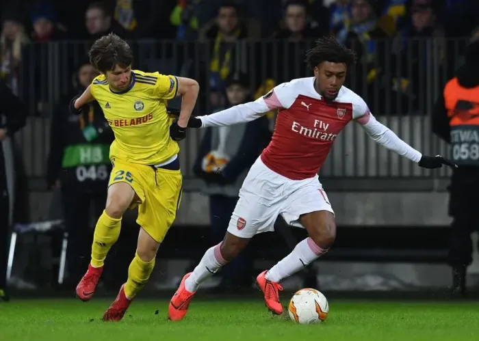 Framed Print : Arsenal's Alex Iwobi Clashes with BATE Borisov's Dmitri Baga in Europa League Showdown