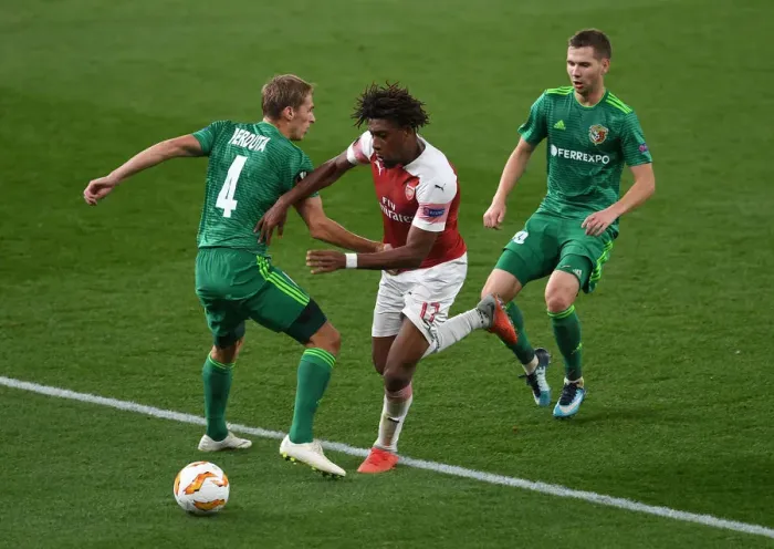 Framed Print : Arsenal's Alex Iwobi Clashes with Vorskla's Kobakhidze and Perduta in Europa League Match