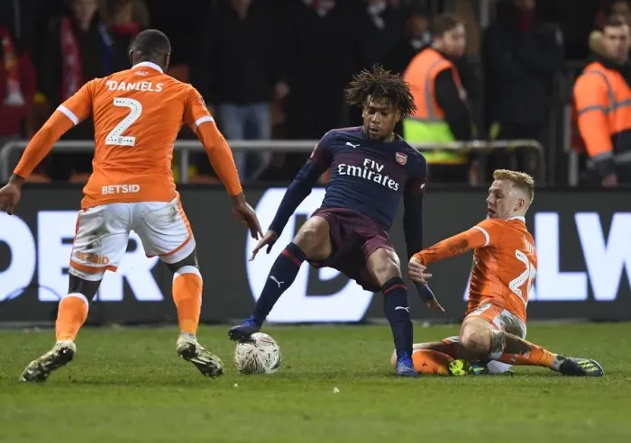Framed Print : Arsenal's Alex Iwobi Faces Off Against Blackpool Defenders in FA Cup Clash