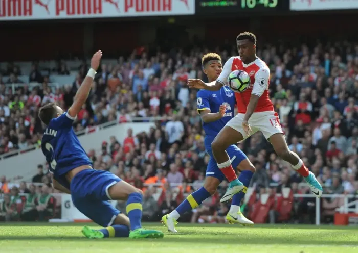 Framed Print : Arsenal's Alex Iwobi Faces Off Against Everton Duo Mason Holgate and Morgan Schneiderlin