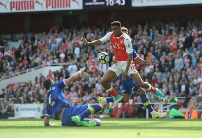 Framed Print : Arsenal's Alex Iwobi Faces Off Against Everton's Morgan Schneiderlin and Mason Holgate