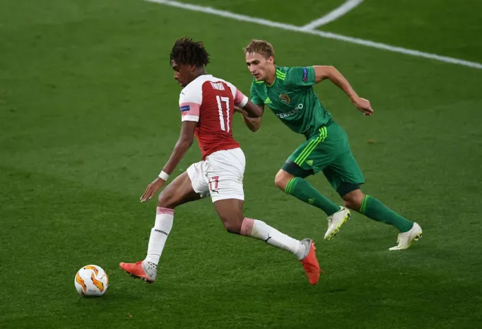 Framed Print : Arsenal's Alex Iwobi Faces Off Against Igor Perduta in Europa League Clash
