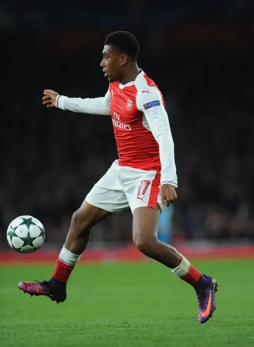 Framed Print : Arsenal's Alex Iwobi Goes Head-to-Head with Paris Saint-Germain in the 2016-17 UEFA Champions League