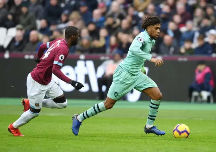 Framed Print : Arsenal's Alex Iwobi Outmaneuvers West Ham's Pedro Obiang in Premier League Clash