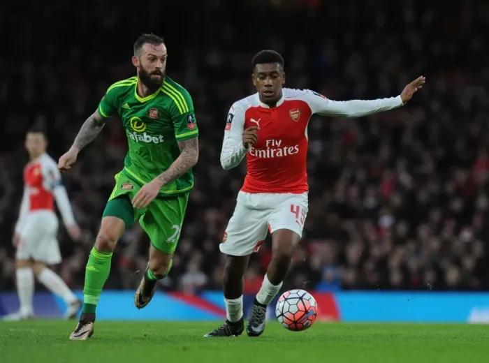 Framed Print : Arsenal's Alex Iwobi Outsmarts Sunderland's Steven Fletcher in FA Cup Clash Framed Print : Arsenal's Alex Iwobi Outsmarts Sunderland's Steven Fletcher in FA Cup Clash