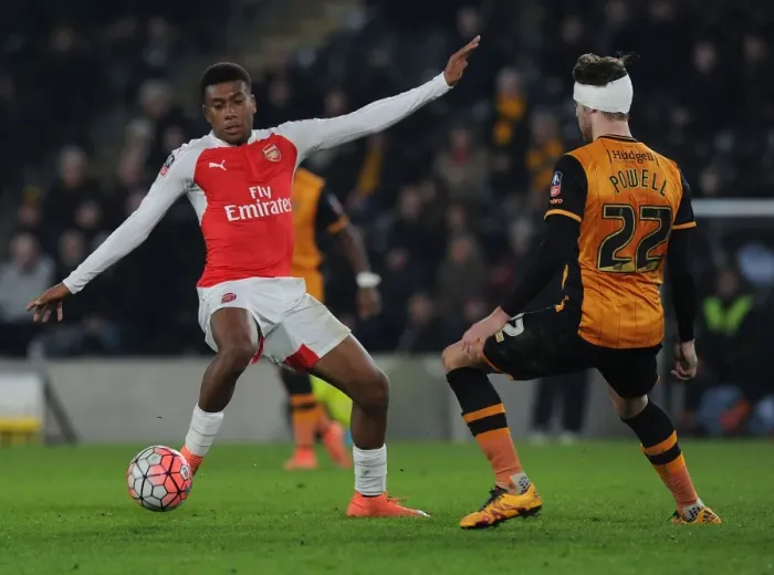 Framed Print : Arsenal's Alex Iwobi vs. Hull's Nick Powell: FA Cup Fifth Round Replay Showdown