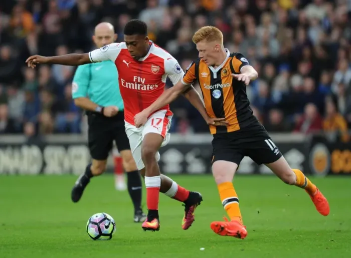 Framed Print : Arsenal's Alex Iwobi vs. Hull's Sam Clucas: A Premier League Battle at KCOM Stadium