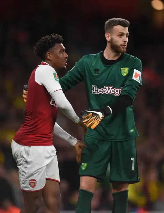 Framed Print : Arsenal's Alex Iwobi vs Norwich's Angus Gunn in Carabao Cup Clash