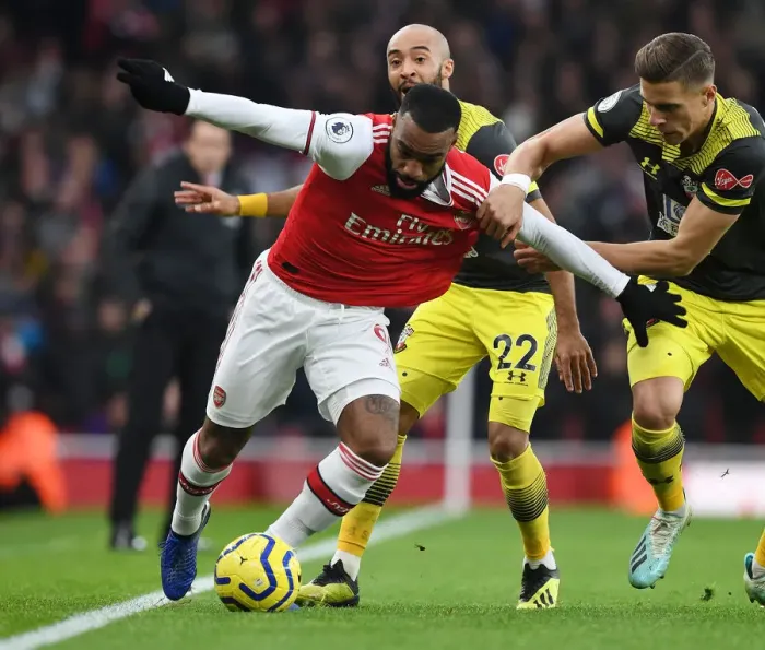 Framed Print : Arsenal's Alex Lacazette Outmaneuvers Southampton's Jan Bednarek in Premier League Clash