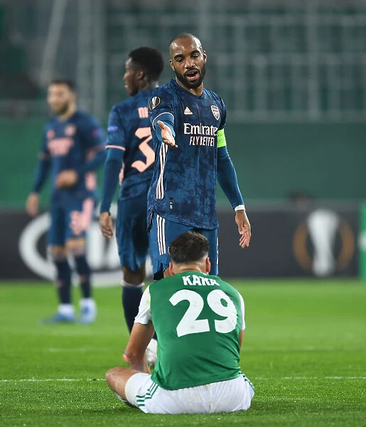 Arsenal's Alex Lacazette Stands Over Injured Rapid Wien Player in Europa League Clash
