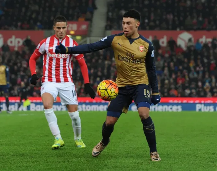 Framed Print : Arsenal's Alex Oxlade-Chamberlain in Action against Stoke City (Premier League 2015-16) Framed Print : Arsenal's Alex Oxlade-Chamberlain in Action against Stoke City (Premier League 2015-16)