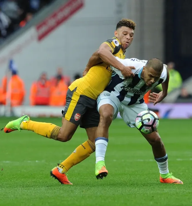 Framed Print : Arsenal's Alex Oxlade-Chamberlain Closes In on West Brom's Salomon Rondon