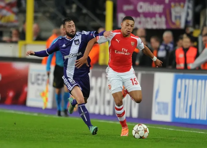 Framed Print : Arsenal's Alex Oxlade-Chamberlain Faces Off Against Anderlecht's Steven Defour in Champions League Clash