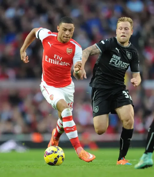 Framed Print : Arsenal's Alex Oxlade-Chamberlain Faces Off Against Burnley's Scott Arfield Framed Print : Arsenal's Alex Oxlade-Chamberlain Faces Off Against Burnley's Scott Arfield