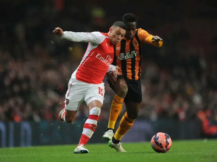 Framed Print : Arsenal's Alex Oxlade-Chamberlain Faces Off Against Hull City's Maynor Figueroa in FA Cup Clash